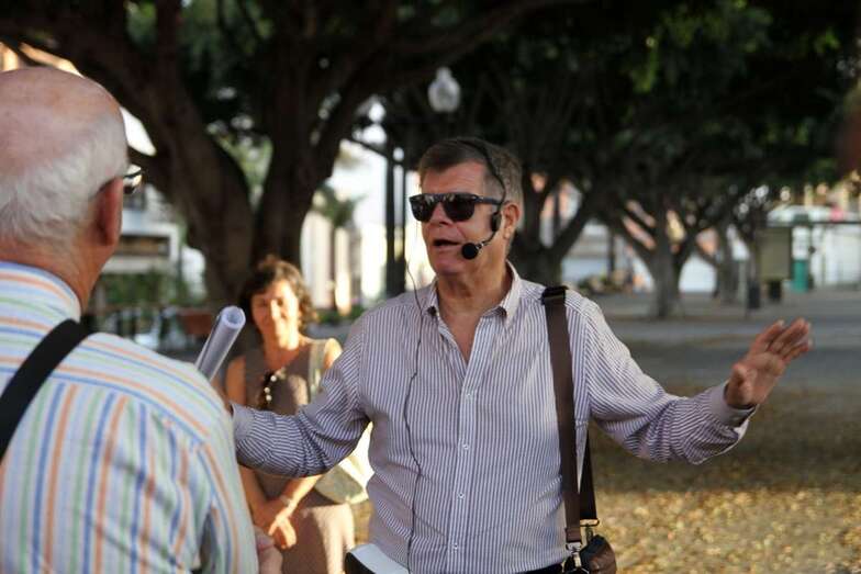 Imagen de archivo del cronista de la ciudad durante el recorrido histórico (Foto TA)